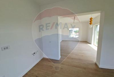 Casa / Vila - 132,5 mp  , teren - 264 mp  / zona Carcea - 11