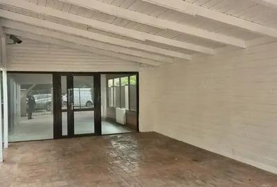 Spațiu comercial, de 300 mp, în Central - 4