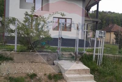 Casă cu 4 camere în Albești