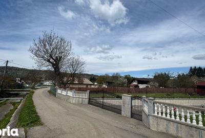 Casă cu 5 camere cu Teren 2011 Mp în Central - 4