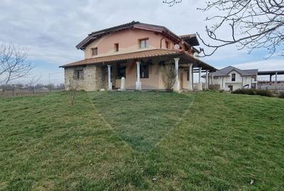 Casă cu 8 camere cu Garaj în Filipești - 1
