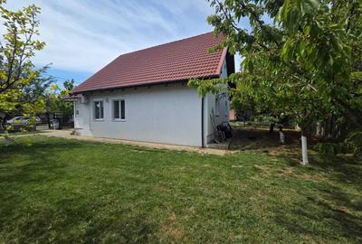 Casă cu 4 camere decomandat în Dumbrăvița