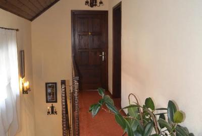 Casă cu 10 camere cu Teren 580 Mp în Poiana Țapului - 15