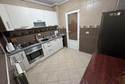 Apartament cu 3 camere semidecomandat în Pantelimon