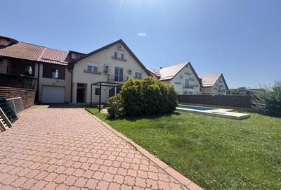 Duplex cu 8 camere cu Piscina în Iancu Nicolae