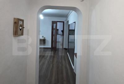 Apartament cu 3 camere semidecomandat, mobilat în Micro 5