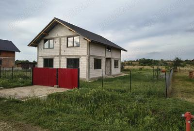 Vand casa la ro?u in zona lini?tita - 1