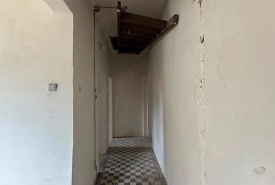 Casă cu 5 camere cu Teren 250 Mp în Exterior Vest