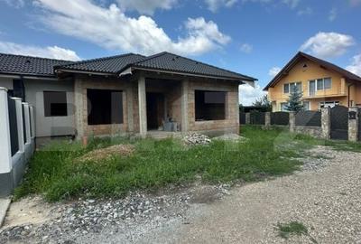 Casă cu 3 camere cu Teren 300 Mp în Central - 1