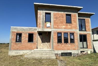 Casă cu 4 camere cu Teren 600 Mp în Central