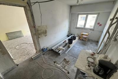 Apartament cu 3 camere decomandat în CET - 6