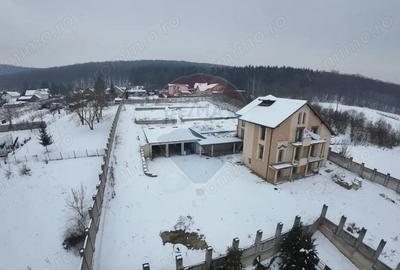 Casă cu 7 camere cu Teren 3700 Mp în Ivănești - 3