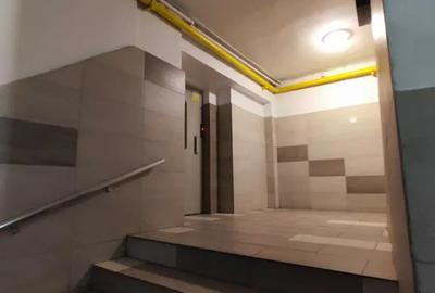 Apartament cu 3 camere semidecomandat în Apărătorii Patriei