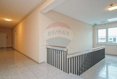 Penthouse cu 4 camere decomandat în Tractorul - 50