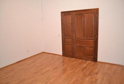 Spațiu comercial, de 42 mp, în Central - 4