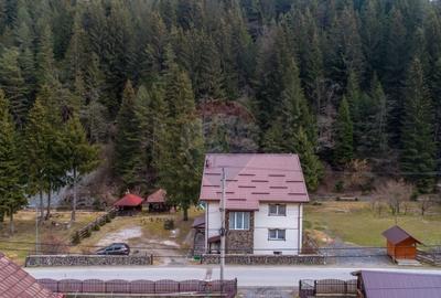 Casă cu 10 camere cu Teren 1186 Mp în Moieciu de Sus - 1