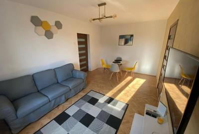 Apartament cu 2 camere semidecomandat, mobilat în Pajura