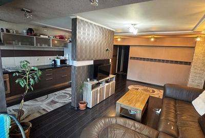 Apartament cu 3 camere decomandat în Ultimul leu