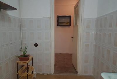 Apartament trei camere, nemobilat, etaj 2, CT, gresie, 9 Mai - 7