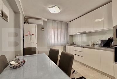 Apartament 3 camere,  etaj intermediar cu lift, parcare, zona Rogerius