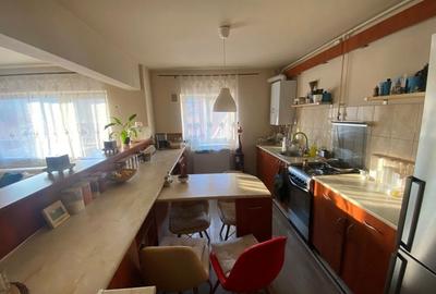 Apartament cu 4 camere decomandat în Petros - 2