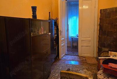 Vand ap 2 camere si dep, ultracentral , la curte comuna , 3 geamuri front stradal , reabilitata ext - 18