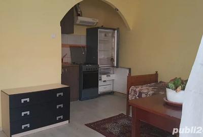 Ofer spre inchiriere garsoniera la casa,cu intrare separata - 1