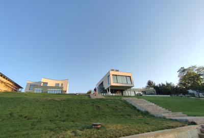 Proprietate exclusivistă cu ponton betonat, piscină interioară și ponorama