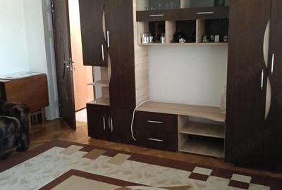 Apartament cu 3 camere semidecomandat în Central - 1