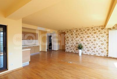 Apartament insorit cu 4 camere | garaj si boxa Apartament insorit cu 4 camere | garaj si boxa - 3