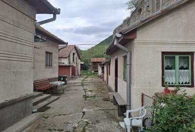 Casă cu 4 camere în Uroi - 1