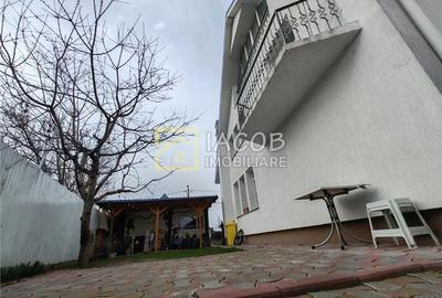 Casă individuală cu 6 camere cu Canalizare în 9 Mai - 13