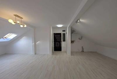 Apartament cu 4 camere semidecomandat în Central