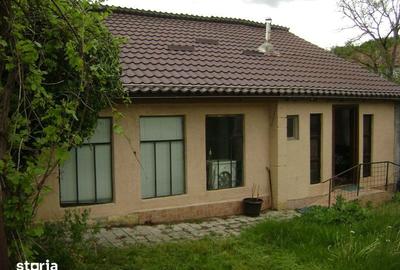 Casă cu 4 camere cu Teren 180 Mp în Central