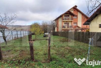 Teren de 1200 mp, în Preajba