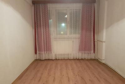 Apartament trei camere, nemobilat, etaj 2, CT, gresie, 9 Mai - 13