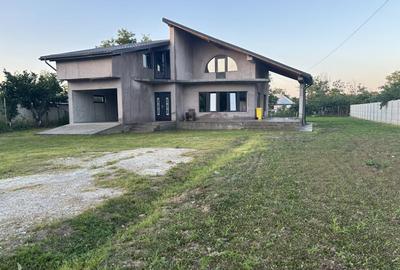 Casă cu 4 camere cu Teren 1600 Mp în Ciochina - 1