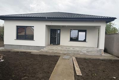 Casă cu 4 camere în Cumpăna