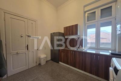 Apartament cu 3 camere semidecomandat, mobilat în Central