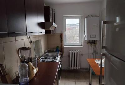 Apartament cu 3 camere semidecomandat, mobilat în Baza 3