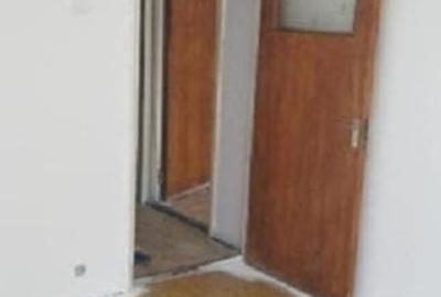 Apartament cu 3 camere semidecomandat în Berceni