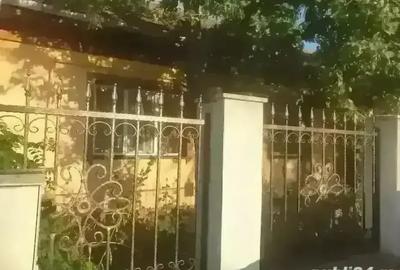 Casă cu 4 camere cu Teren 500 Mp în Central