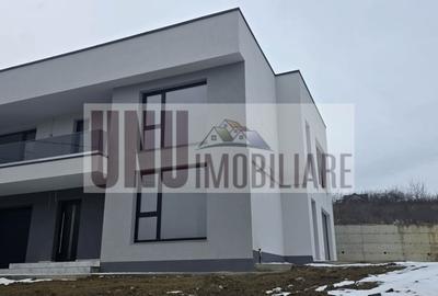 Casă individuală cu 5 camere cu Teren 700 Mp în Bucium