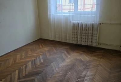 Proprietar vand apartament decomandat 90 mp - 3 camere in Brad - 6