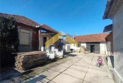 Casă cu 5 camere cu Teren 1782 Mp în Căpruța - 3