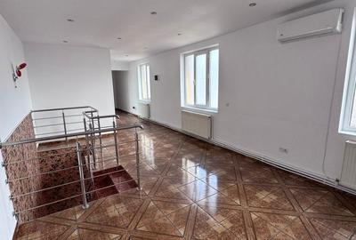 Casă cu 4 camere cu Teren 400 Mp în Central - 2