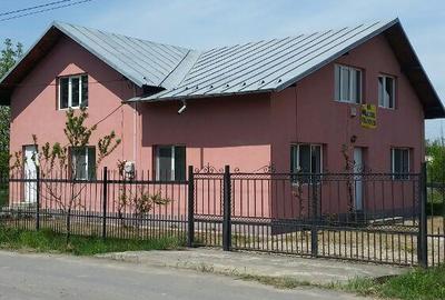 Casă cu 10 camere cu Teren 2200 Mp în Lucieni - 1