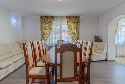 Casa / Vila cu 10 camere de vanzare in Moieciu de Jos