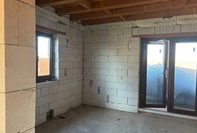 Vand casa la rosu cu tamplarie PVC - 10