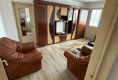 Apartament cu 3 camere semidecomandat în Craiovița Nouă - 1